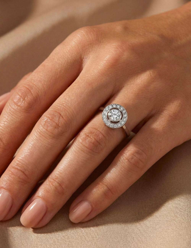 Bague de fiançailles entourage en platine, diamant central entouré de diamants blancs – About the Love.