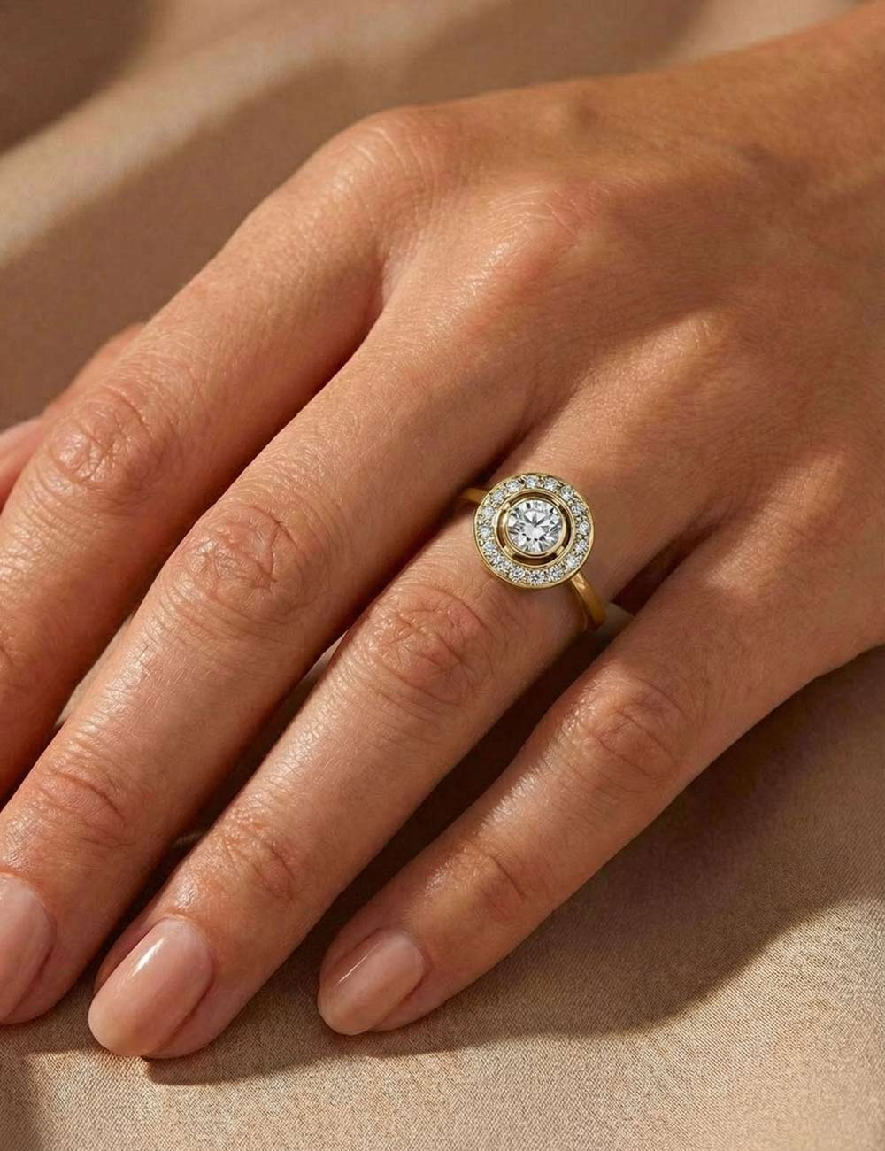 Bague de fiançailles entourage en or jaune avec diamant central et diamants blancs – About the Love.