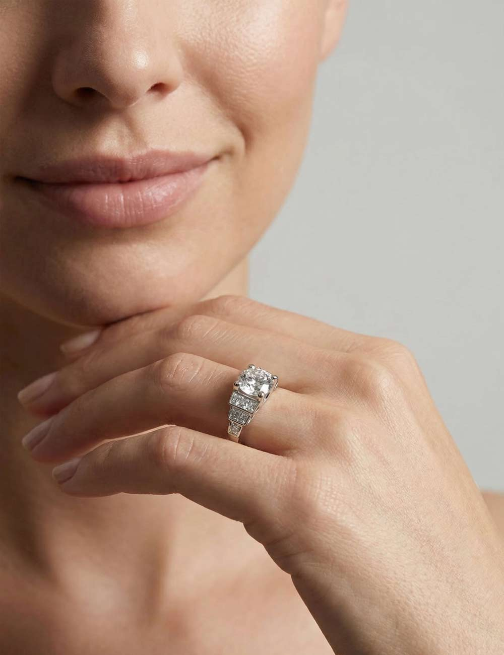 Bague de fiançailles Empire en platine et diamant blanc naturel portée à la main.