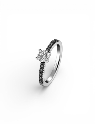 Bague solitaire en platine, diamant rond central et 5 diamants noirs de chaque côté, design fin moderne.