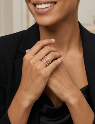 Bague Rock en or rose 18 carats sertie de diamants blancs et bruns au design architectural ajouré.