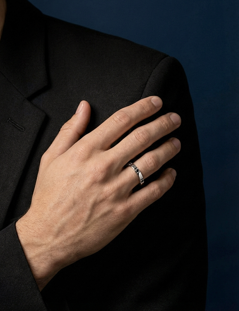 Alliance homme Gravity en platine 950 sertie de diamants noirs sur le dessus et les tranches.