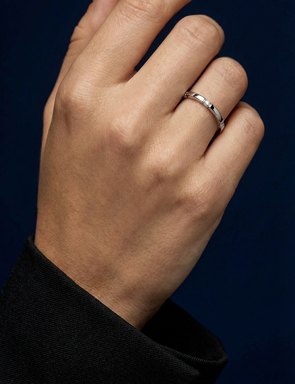 Alliance femme Gravity en platine 950 sertie de diamants blancs sur le dessus et les tranches.