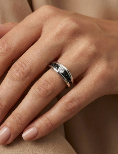 Bague de mariage femme en platine avec diamant central et diamants noirs sertis en retrait.