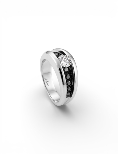 Bague de fiançailles en platine avec diamant blanc naturel 0,50 carat et diamants noirs.