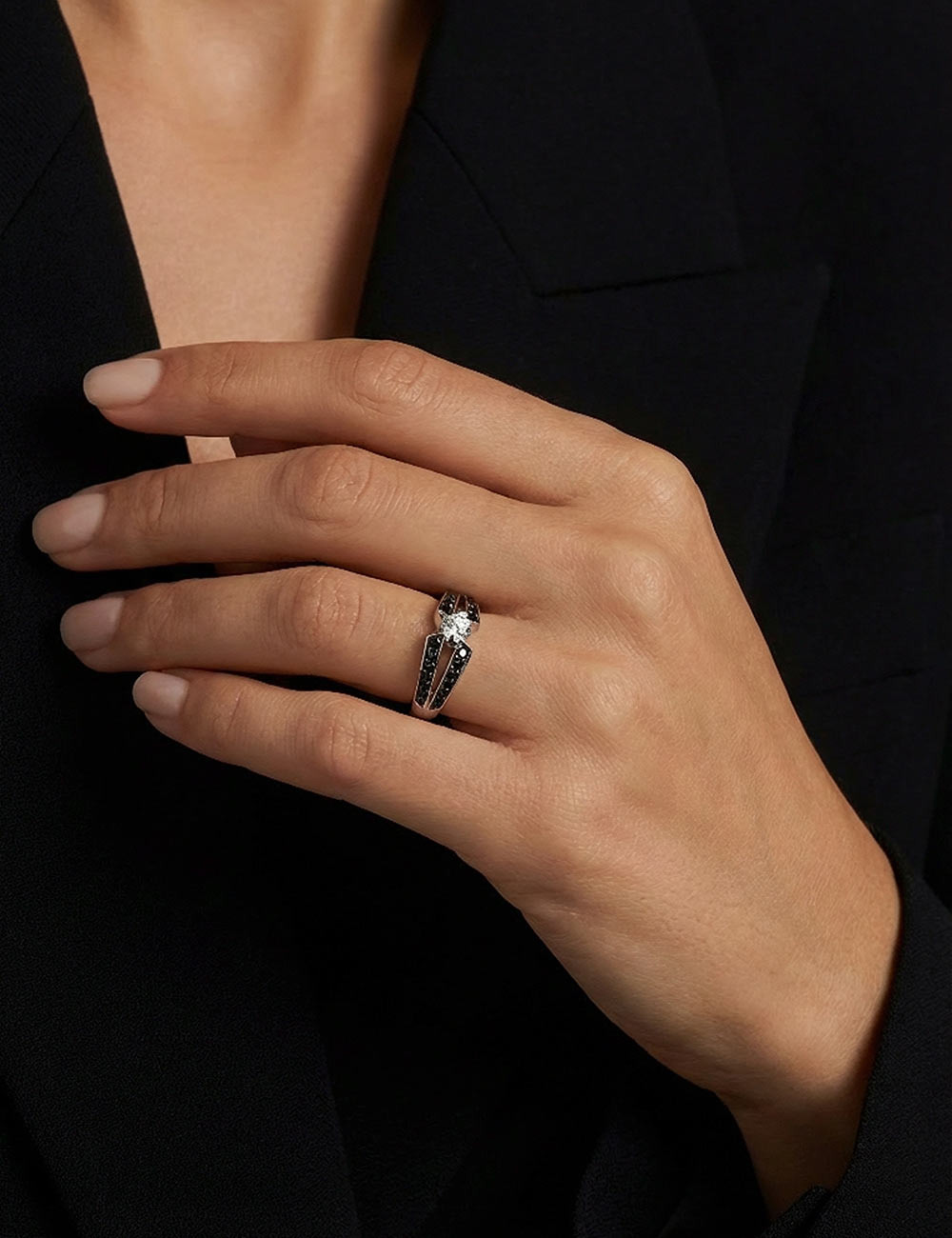 Bague de fiançailles sertie d'un Diamant blanc de 0,50 ct sur monture moderne en platine avec diamants noirs.