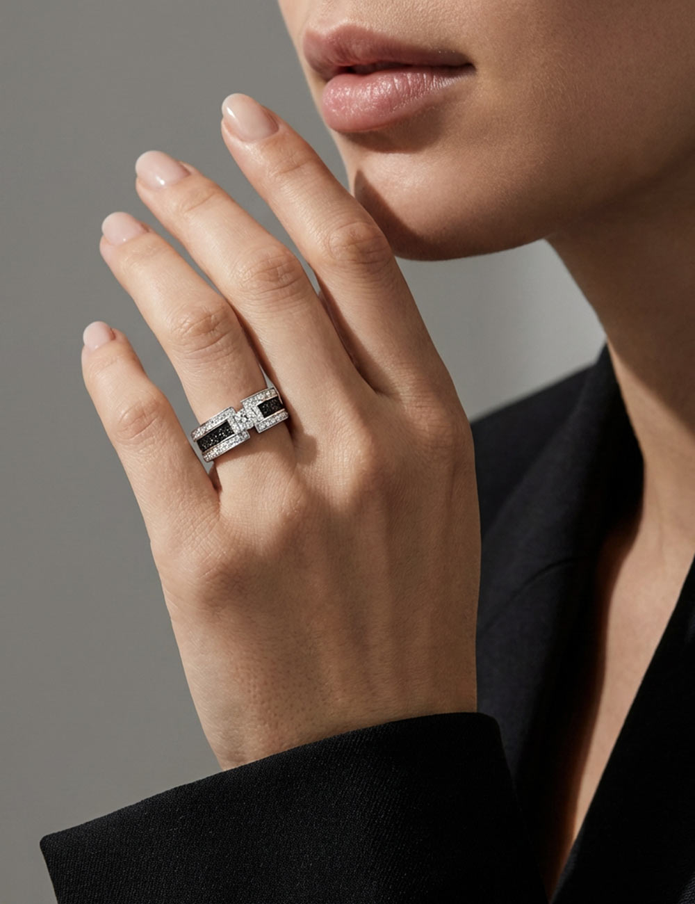 Bague de fiançailles en platine avec diamant blanc de 0,50 carat et pavage de diamants noirs et blancs.