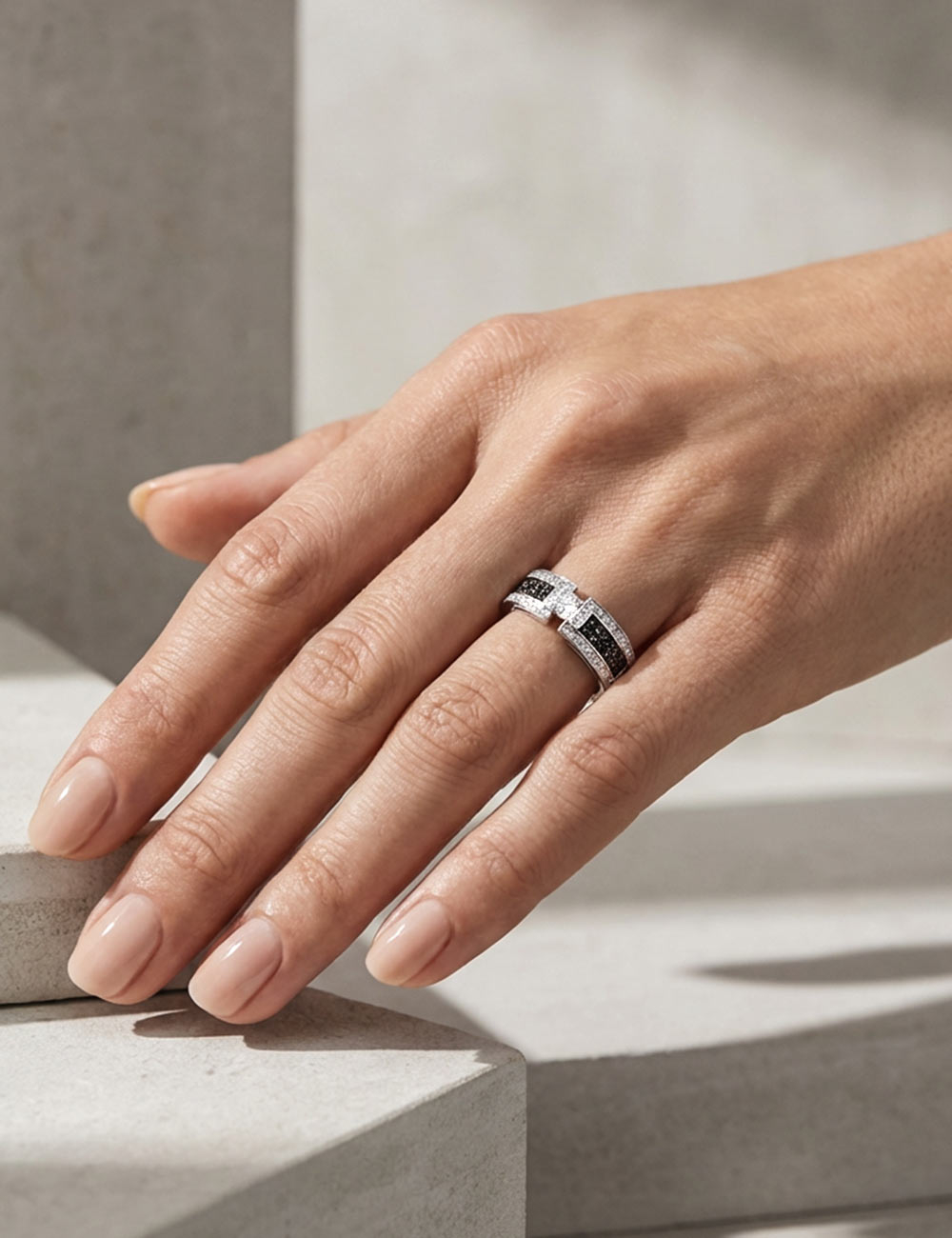 Bague de fiançailles en platine avec diamant blanc de 0,30 carat et pavage de diamants noirs et blancs