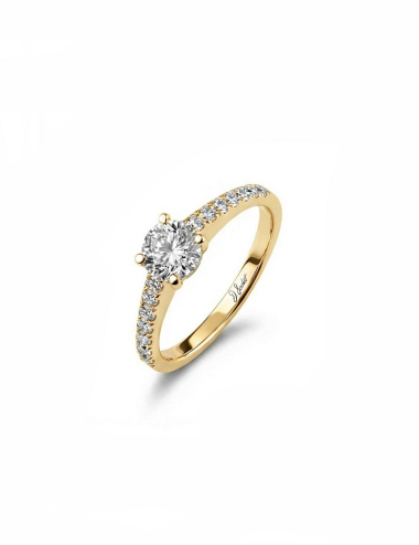 Yellow gold engagement ring featuring a 0.50 ct diamond and seven white diamonds, clean and balanced silhouette.
