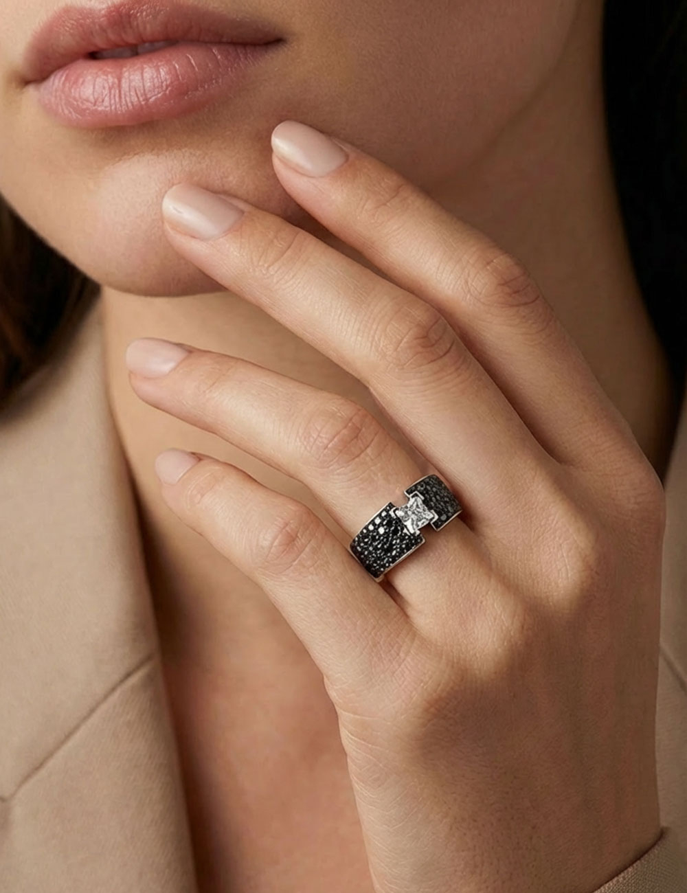 Bague luxe femme: diamant blanc princesse 0.60 ct, entouré de diamants noirs.