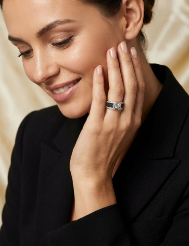 Femme portant la bague Sparkle en platine avec diamant blanc 1 carat et pavage de diamants noirs et blancs.