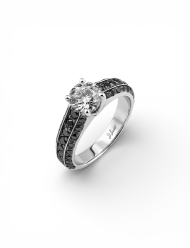 Bague de fiançailles Sublime en or blanc sertie d’un diamant blanc de 0,80 carat et pavée de diamants noirs.