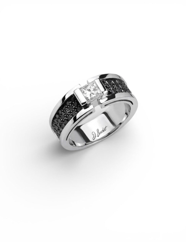 Bague en platine D.Bachet sertie d’un diamant blanc taille princesse de 0,50 carat avec pavage de diamants noirs.