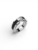 Bague en platine D.Bachet sertie d’un diamant blanc taille princesse de 0,30 carat avec pavage de diamants noirs.