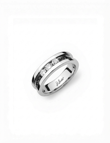 Bague en platine D.Bachet sertie de 3 diamants blancs et diamants noirs, alliance au design contemporain.