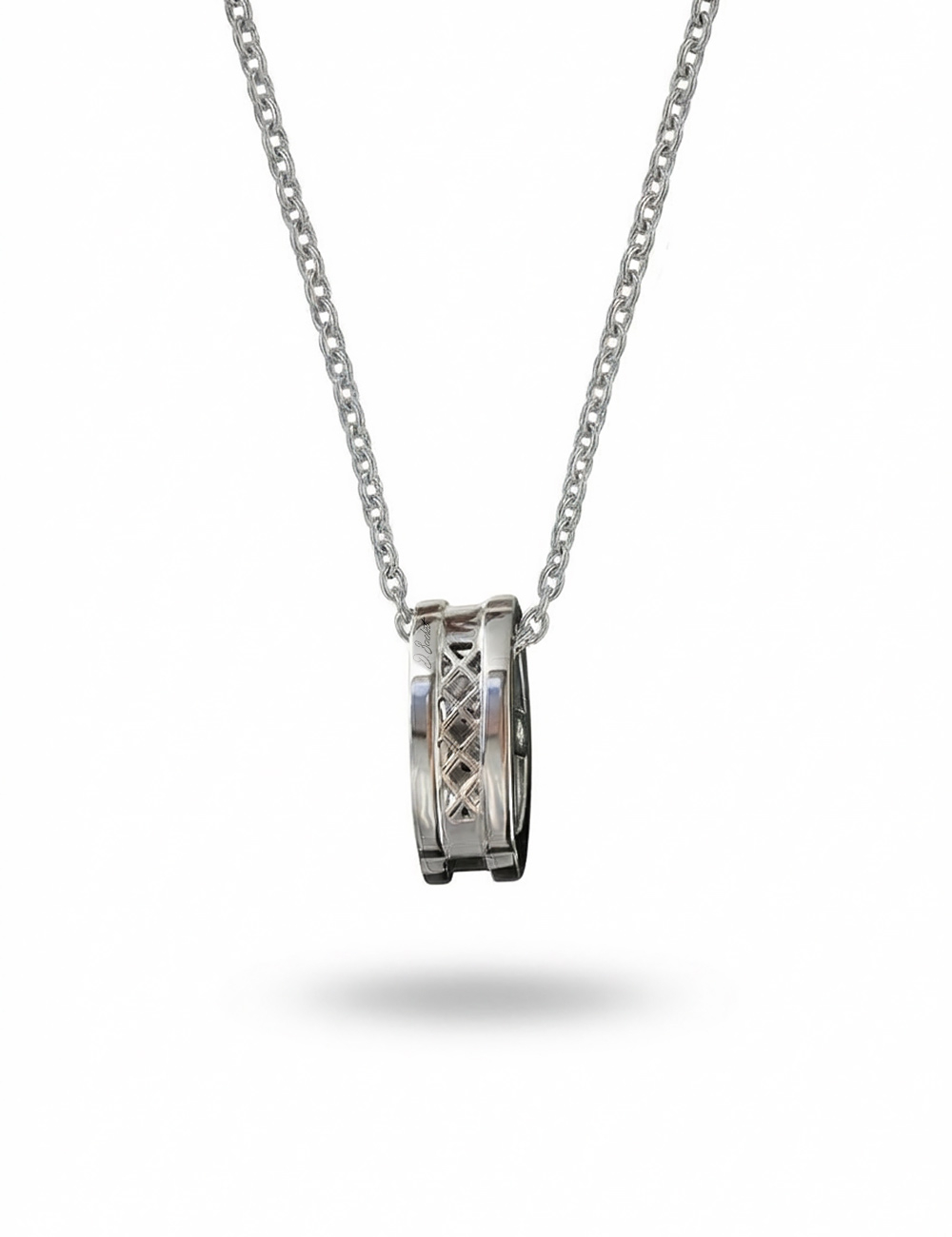 Collier pour femme en or blanc avec un pendentif serti d’une trilogie de diamants blancs naturels.