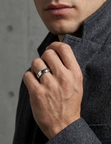 Bague homme en platine sertie de trois diamants noirs portée à la main, design architectural D.Bachet.