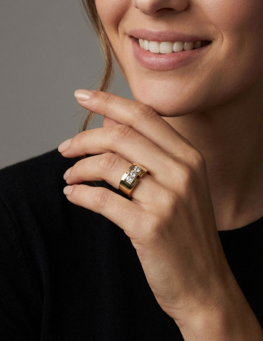 Women’s 18k yellow gold ring set with three certified natural white diamonds of 0.90 carat.