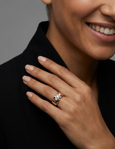 Bague femme en or rose 18 carats sertie de trois diamants blancs naturels certifiés de 0,90 carat.