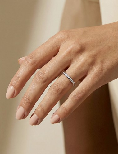Bague Horizon en platine, subtilement moderne avec ses diamants blancs et son design élégant et architectural.