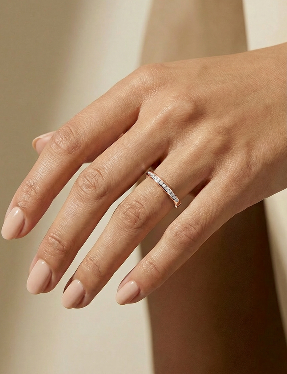 Bague de fiançailles Horizon en or rose, design moderne et diamants, joaillerie française D.Bachet.