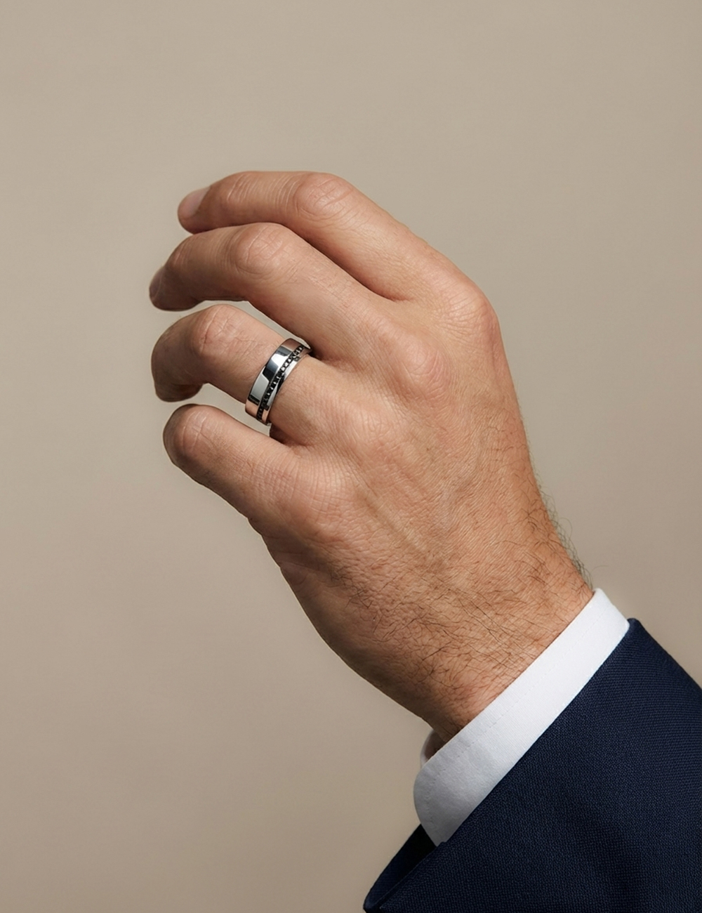 Alliance homme platine diamants noirs ligne décalée.