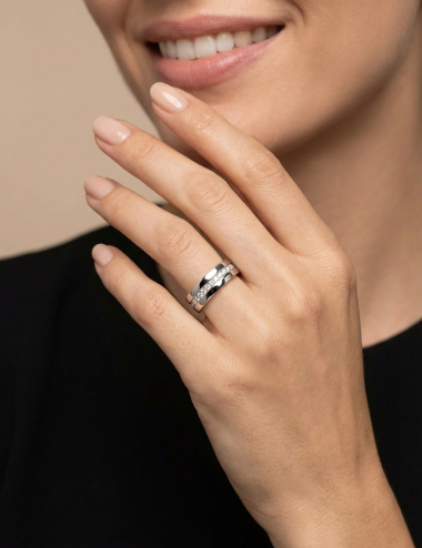 Alliance femme en platine sertie de diamants blancs 7 mm Sense of Light D.Bachet.