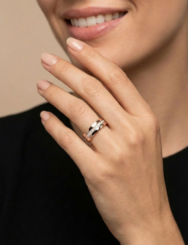 Alliance femme large en or rose sertie de diamants blancs 7 mm Sense of Light D.Bachet.