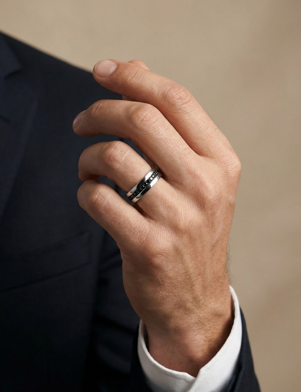 Alliance homme en platine avec diamants noirs, design architectural et contemporain signé D.Bachet.