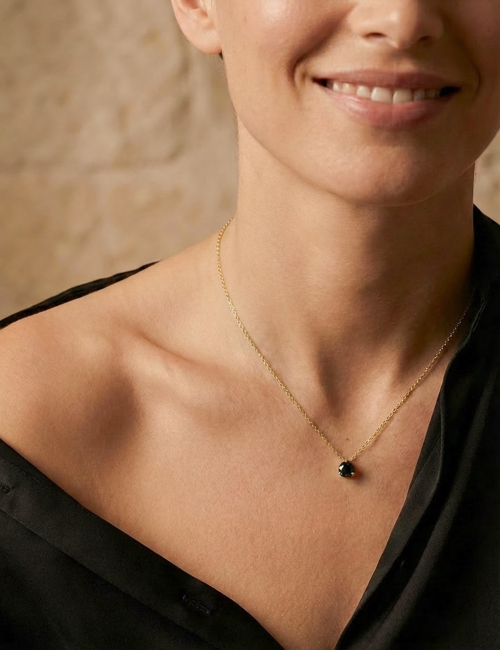 Pendentif solitaire diamant noir 1 carat D.Bachet or jaune, porté par une femme sur chemise noire. Style moderne.