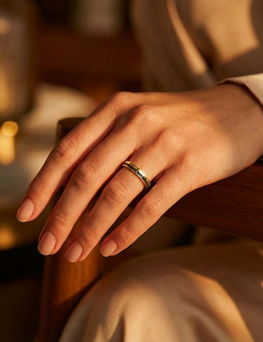 Yellow gold 18k band with central line of black diamonds, 3 mm, Sweet Side of Love D.Bachet.