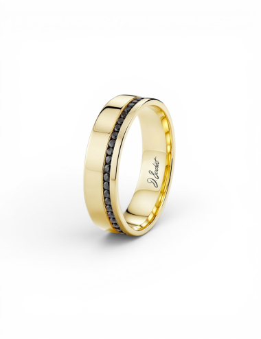Alliance homme Sweet Side of Love en or jaune 6 mm, sertie de diamants noirs en ligne décalée.