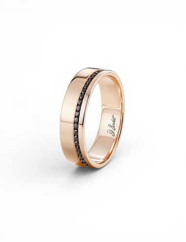 Alliance homme Sweet Side of Love en or rose 6 mm, sertie de diamants noirs en ligne décalée.