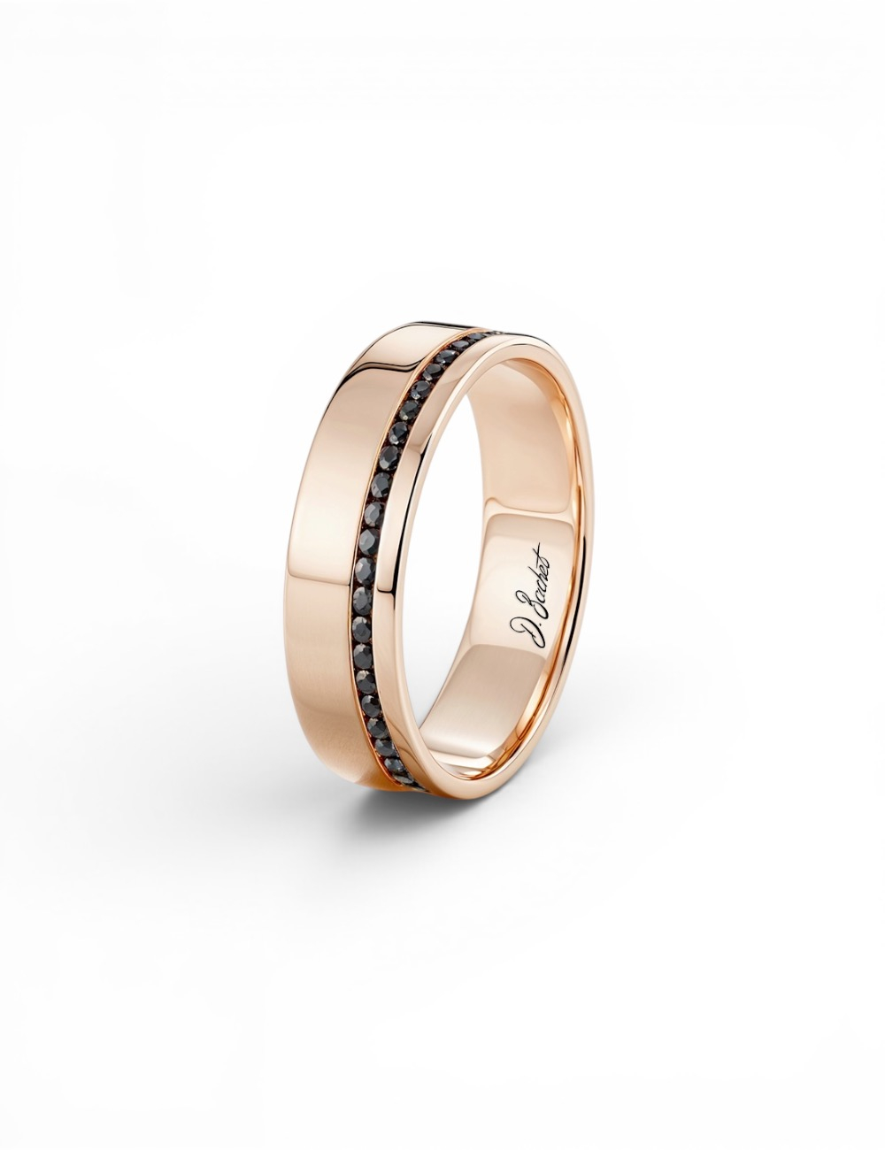 Alliance homme Sweet Side of Love en or rose 6 mm, sertie de diamants noirs en ligne décalée.