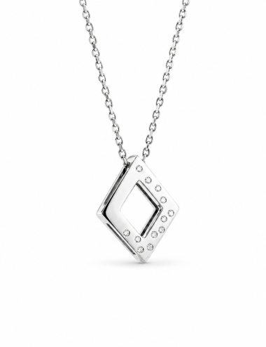 Pendentif losange ajouré en or blanc pour femme, serti de diamants blancs sur un côté, avec sa chaîne assortie.