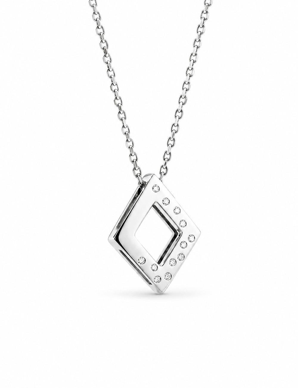 Pendentif losange ajouré en or blanc pour femme, serti de diamants blancs sur un côté, avec sa chaîne assortie.