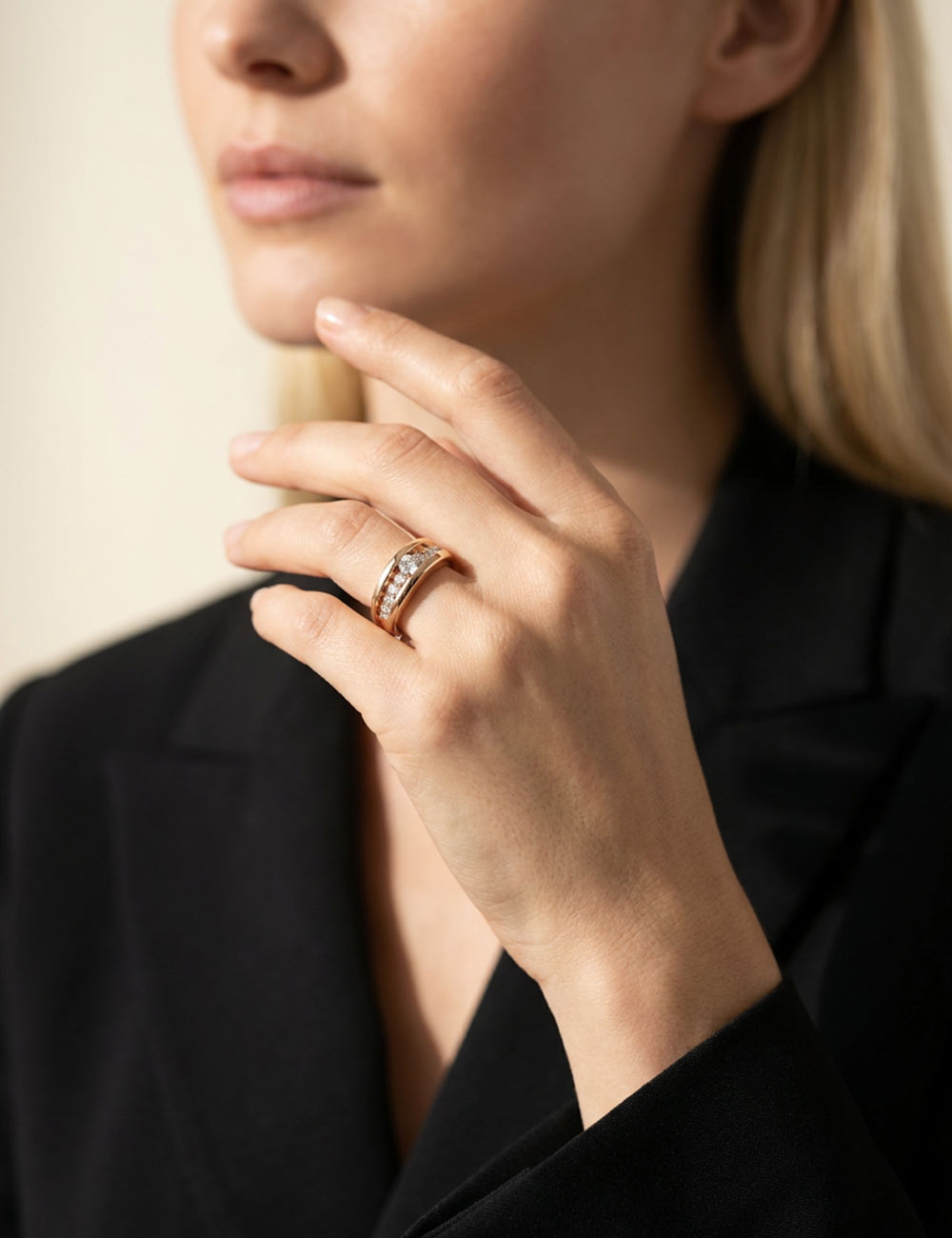 Bague de fiançailles Soft en or rose et diamants portée au doigt.
