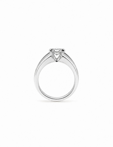 Vue de profil de la bague solitaire Sweet Side en platine mettant en valeur ses deux griffes structurées.