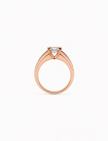 Vue de profil du solitaire Sweet Side en or rose mettant en valeur ses deux griffes structurées.