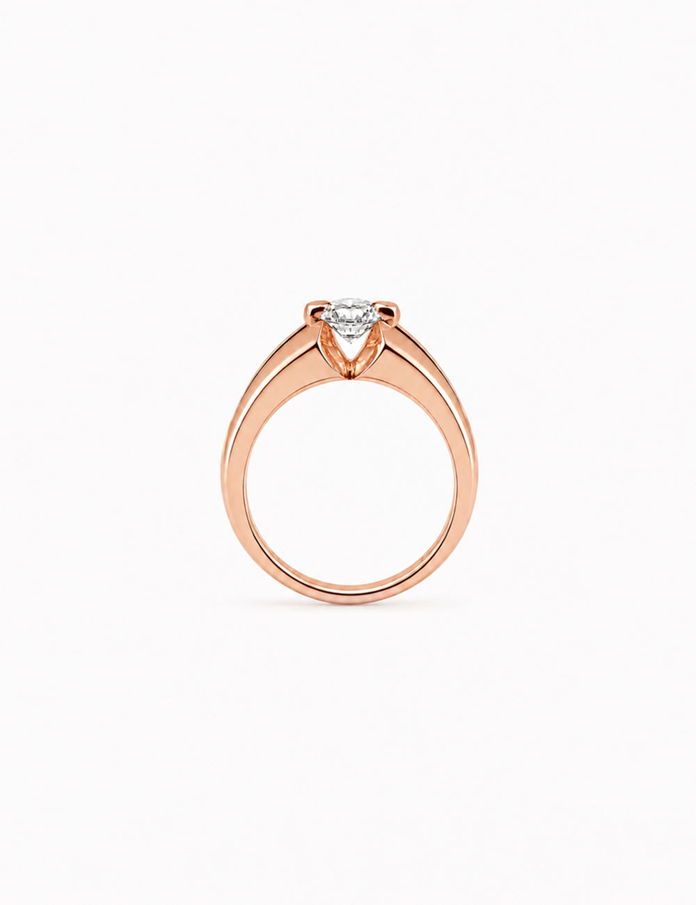 Vue de profil du solitaire Sweet Side en or rose mettant en valeur ses deux griffes structurées.