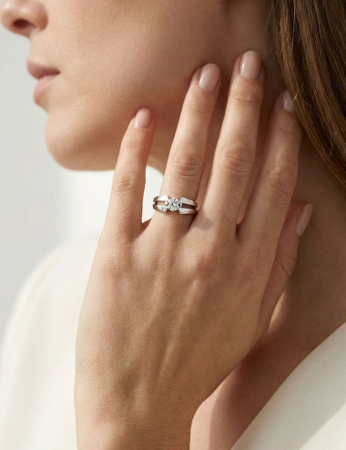 Solitaire Sweet Side en platine 950 avec diamant blanc rond de 0,50 carat et lignes contemporaines.