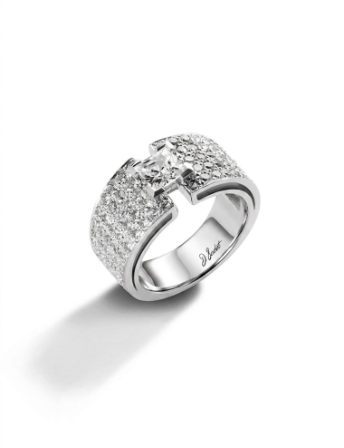 Bague Shine Grand Modèle D.Bachet en platine avec diamant taille princesse et pavage diamants blancs.