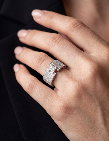 Solitaire contemporain Shine D.Bachet en platine et pavage complet de diamants, gros plan porté.