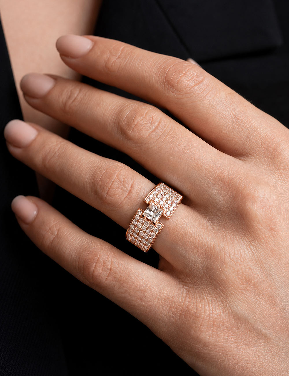 Close-up of the contemporary Shine diamond ring by D.Bachet crafted in 18k rose gold.