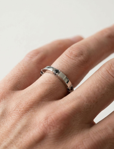 Gravity men's platinum 950 ring with black diamonds, worn on the finger.