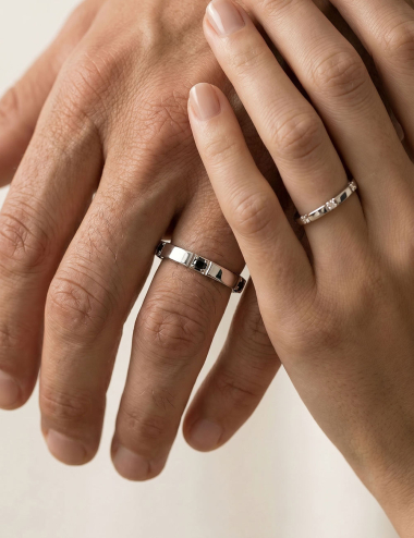 Alliance femme Gravity en platine 950 avec diamants blancs, portée en duo.
