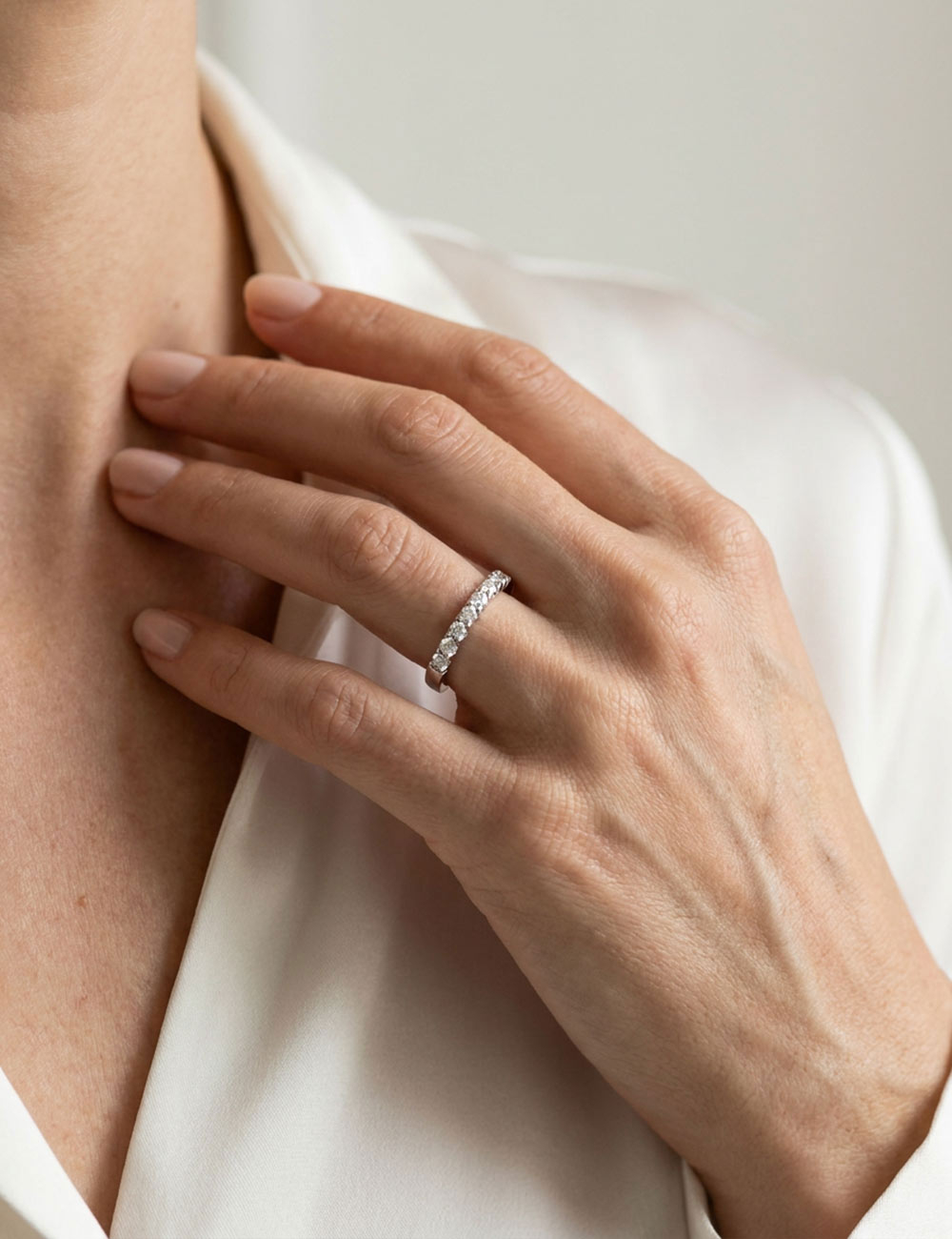 Alliance femme en platine, diamants blancs naturels en serti griffes, bague mariage D.Bachet.