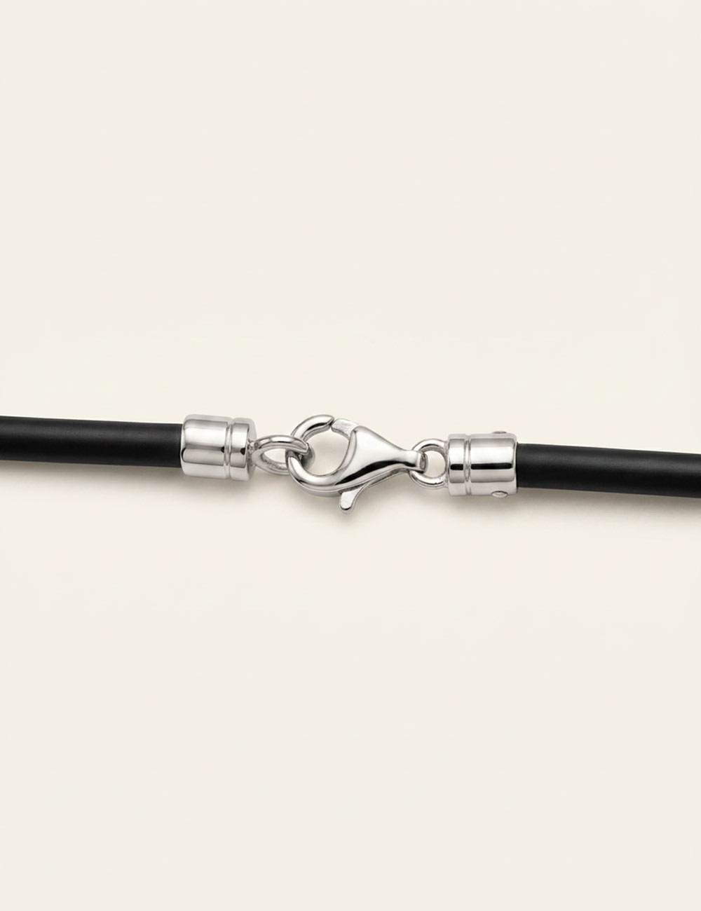 Collier homme moderne en or blanc 750 et diamants noirs, cordon silicone noir et fermoir en or.