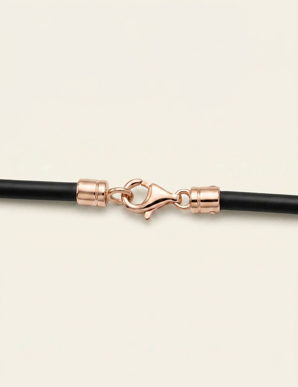 Fermoir mousqueton en or rose 18 carats (750/1000) sur cordon silicone noir, bijoux de luxe Maison D.Bachet.