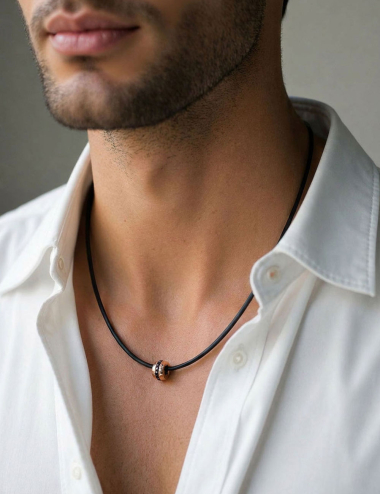 Pendentif homme or rose 18 carats et diamants noirs sur cordon noir, Way to Love par Maison D.Bachet.